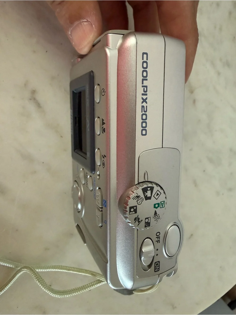 Nikon Coolpix 2000 2.0MP Point Shoot Digital Camera w/32MB Compact Flash + case